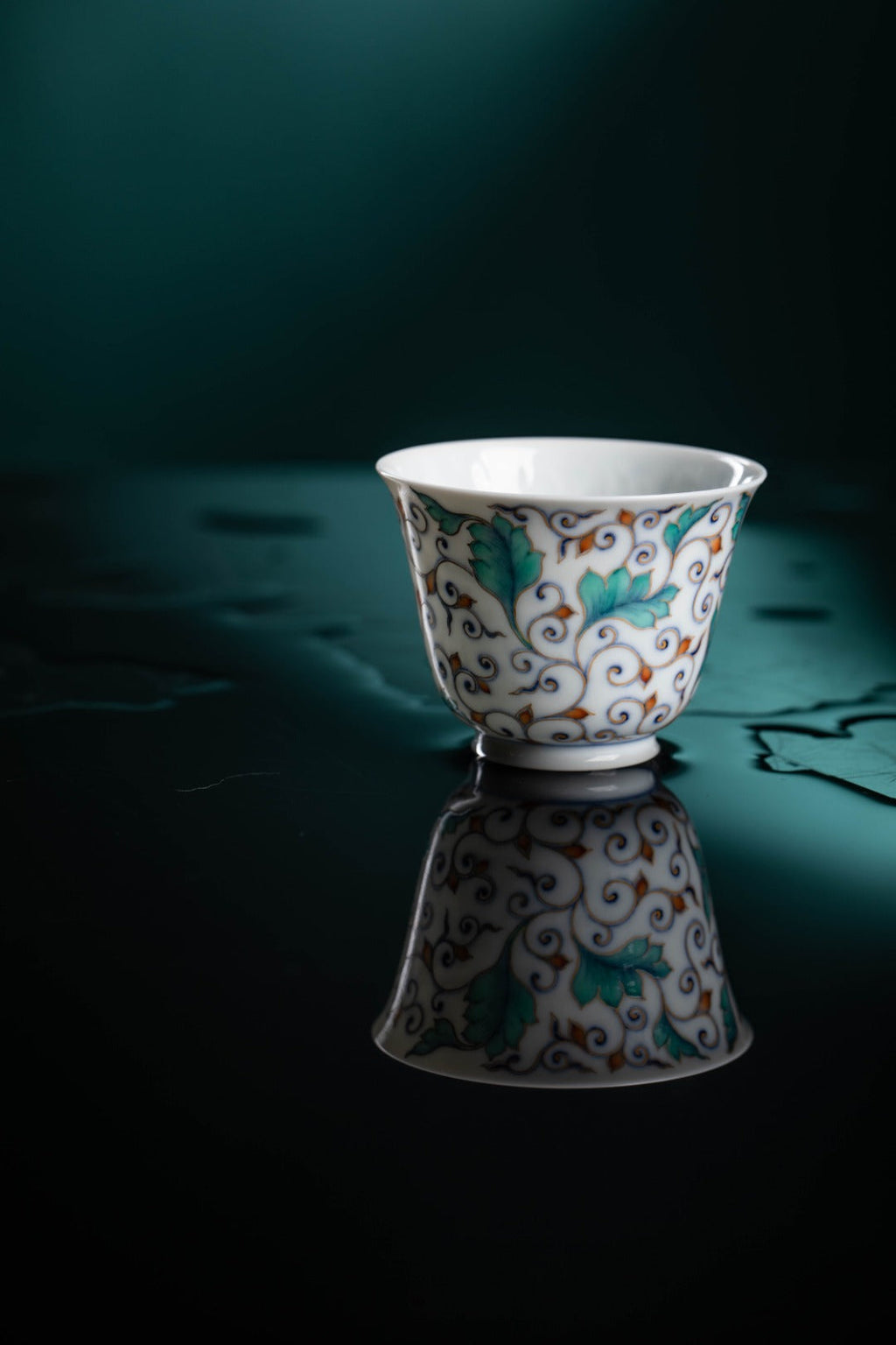 [清本源 x Gohobi Gallery] Inner-Molded Double Dragon Motif · Blue-and-White Doucai with Gilding · “Golden Branch & Jade Leaf” Bell-Shaped Cup