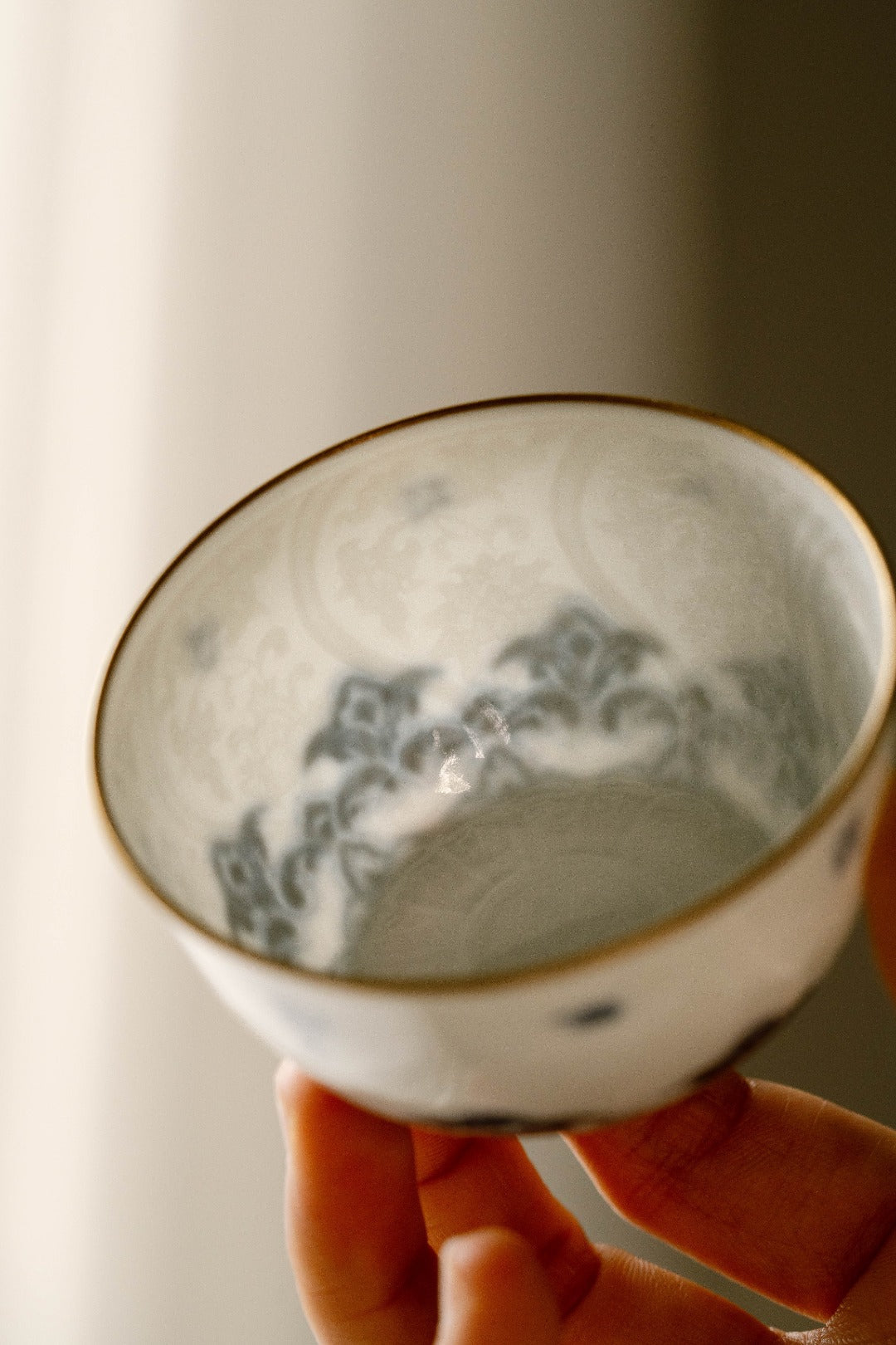 [清本源 x Gohobi Gallery] Blue & White Cup with Inner-Impressed Moonlight Pattern – Manjushri Wisdom Mantra Design (80ml)