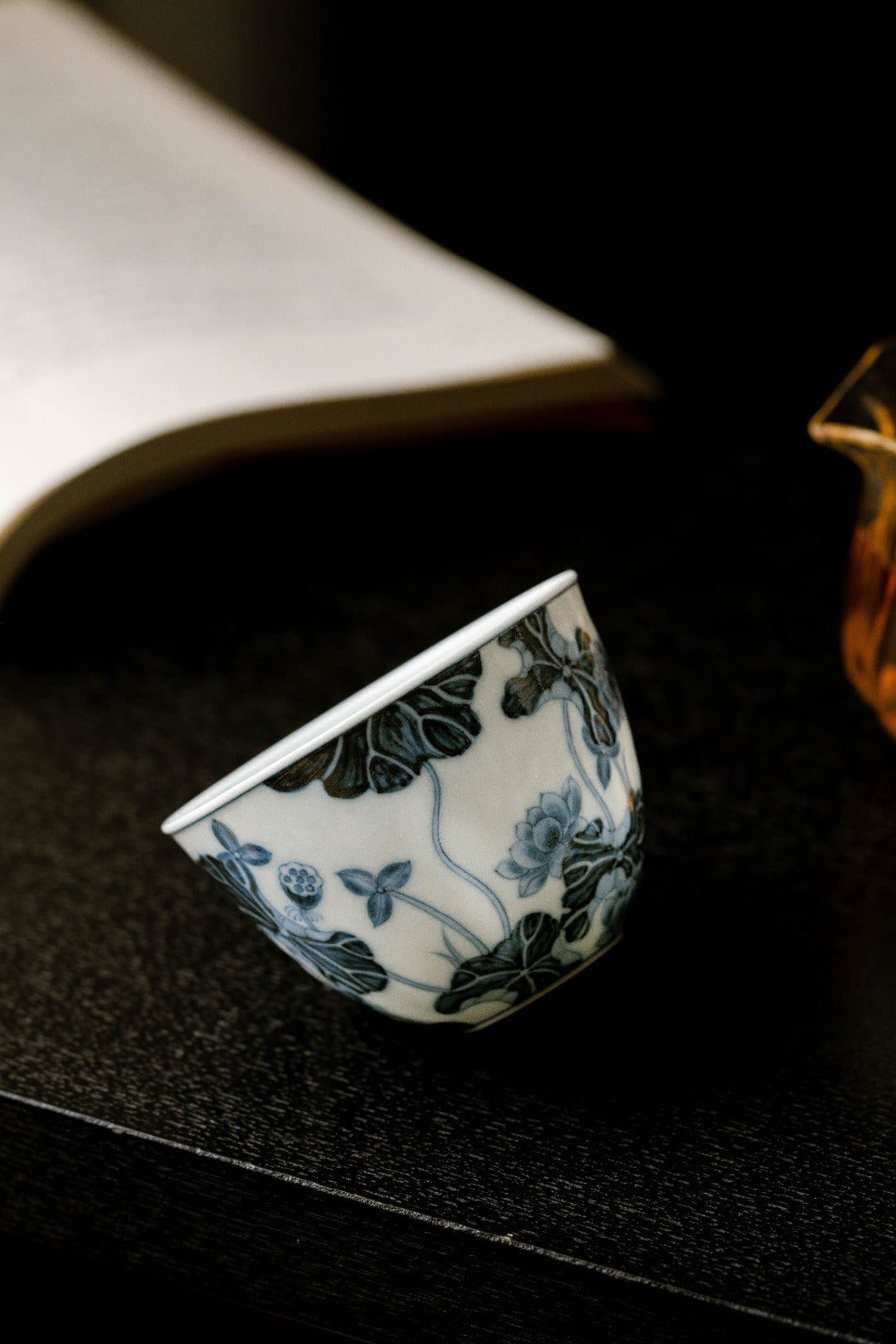[清本源 x Gohobi Gallery] Blue & White Reclining Foot Cup with Inner-Impressed “Hundred Wealth” Motif and Full Lotus Design (100ml)