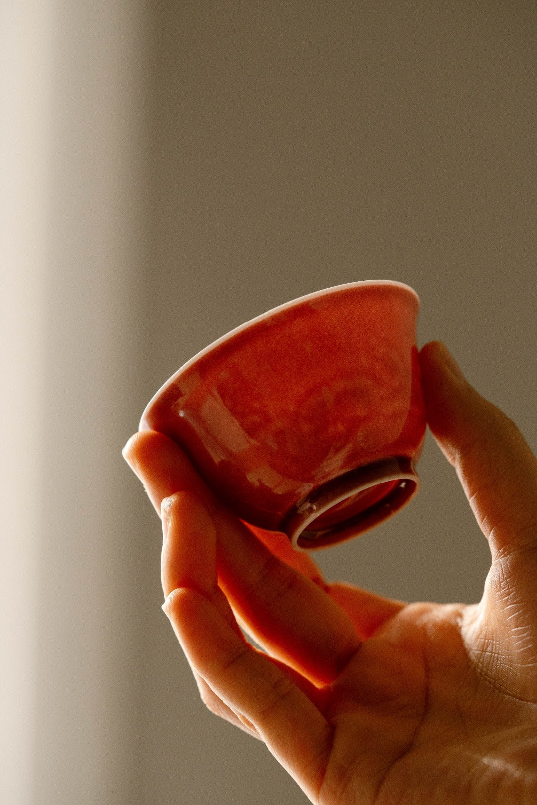 [清本源 x Gohobi Gallery] Cherry-Red Glazed Cup with Inner-Impressed Ray Motif – Small Flared Rim Form (50ml)
