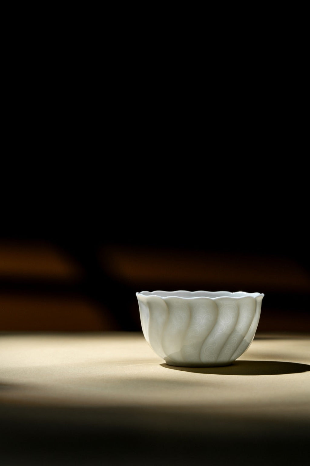 [清本源 x Gohobi Gallery] Thin-Body Inner-Imprinted Carved Moonlight Facet Scroll Cup – Reclining Foot Form (80ml)