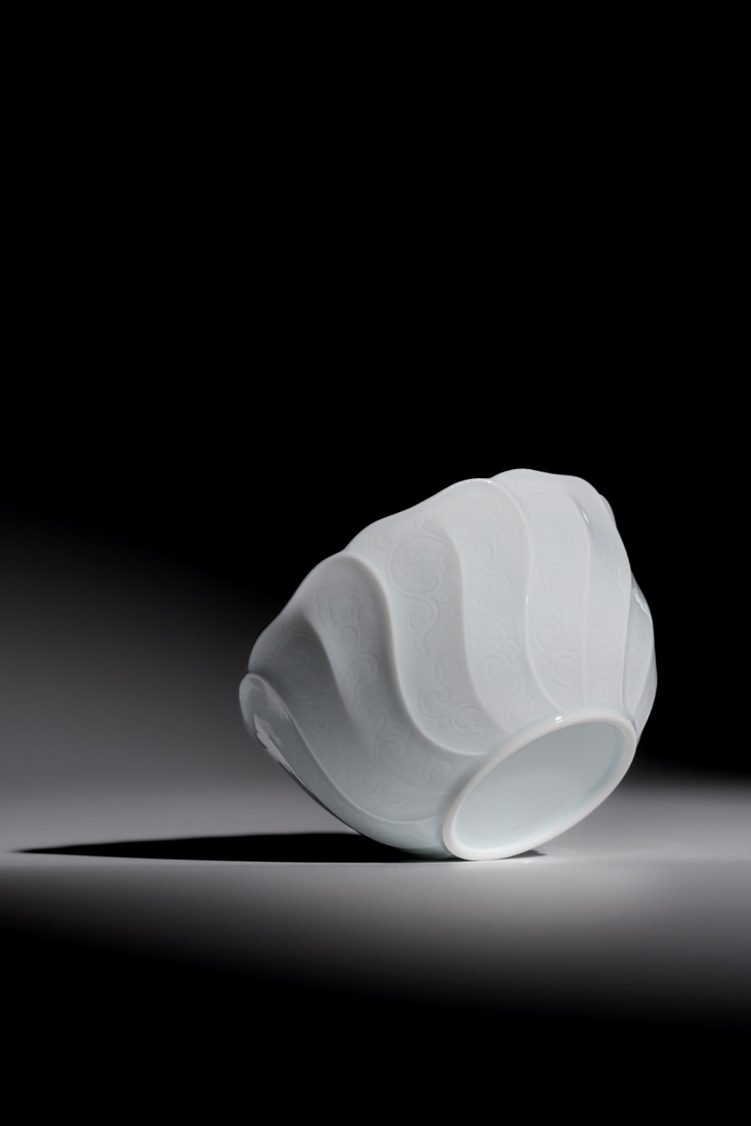 [清本源 x Gohobi Gallery] Thin-Body Inner-Imprinted Carved Moonlight Facet Scroll Cup – Reclining Foot Form (80ml)