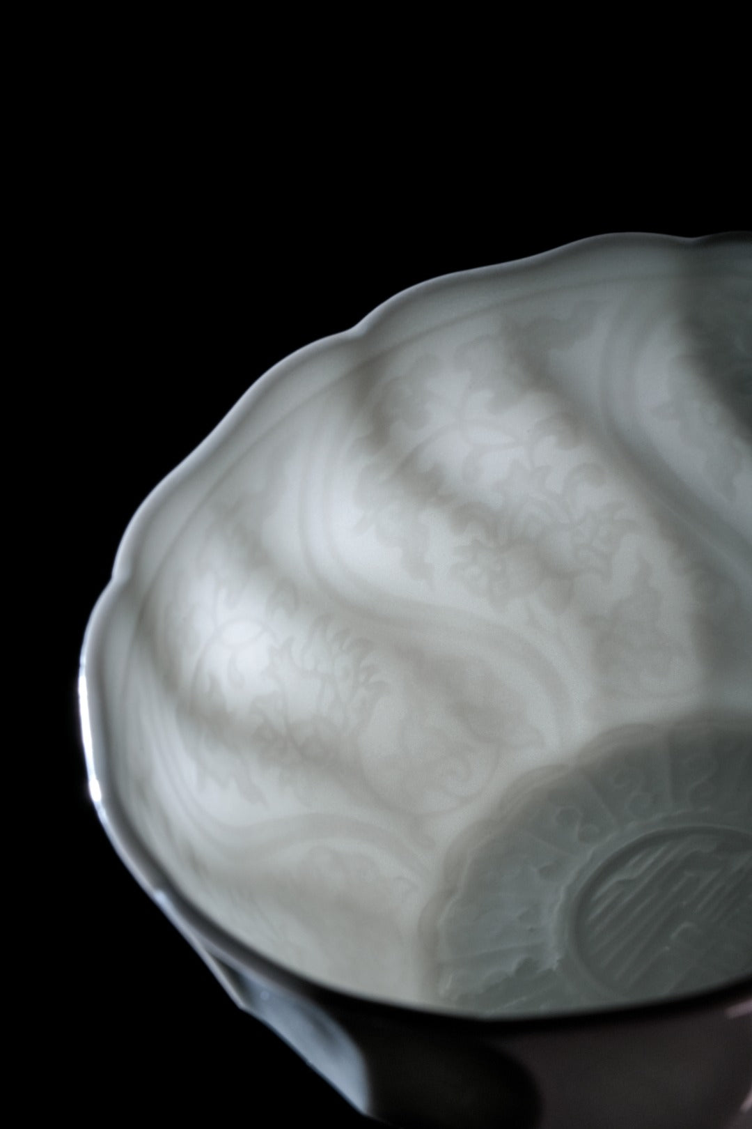 [清本源 x Gohobi Gallery] Thin-Body Inner-Imprinted Carved Moonlight Facet Scroll Cup – Reclining Foot Form (80ml)