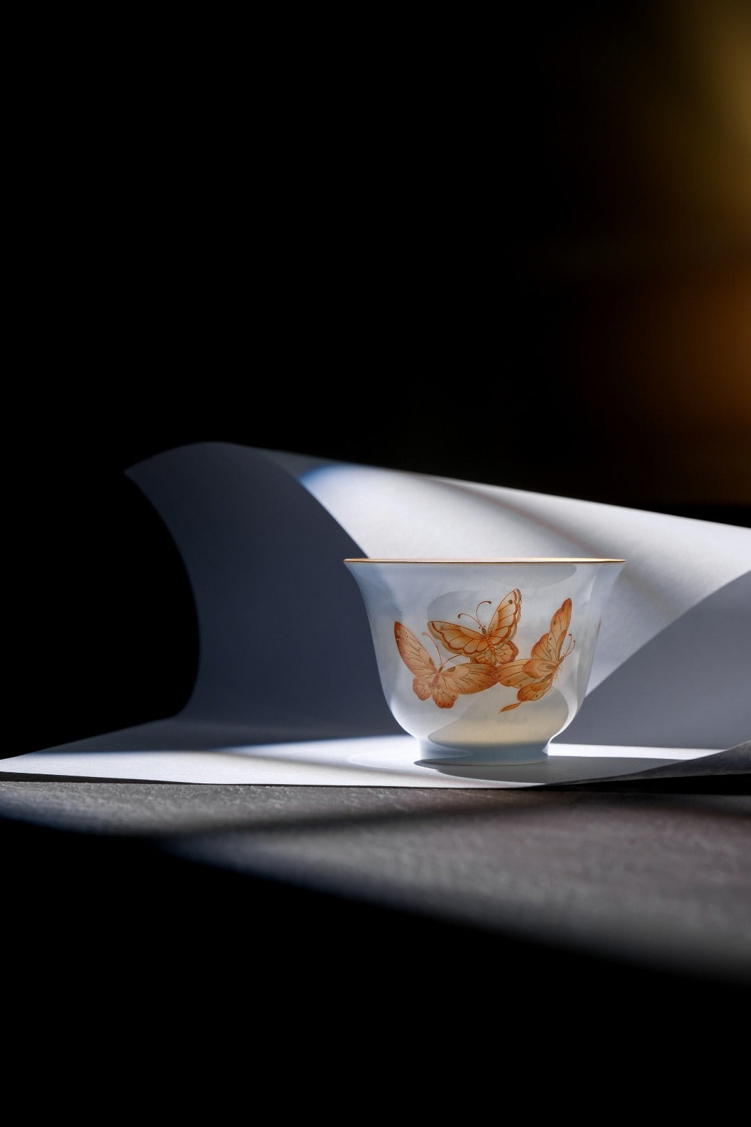 [清本源 x Gohobi Gallery] Thin-Body Blue Glazed Bell Cup with Alun-Red Butterfly Painting – Phoenix Inner Relief (65ml)