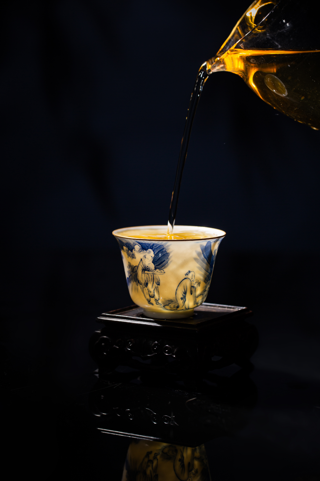 [清本源 x Gohobi Gallery] Thin-Body Blue & White Bell Cup with Inner-Impressed “Li Bai by the Fire” Design (80ml)