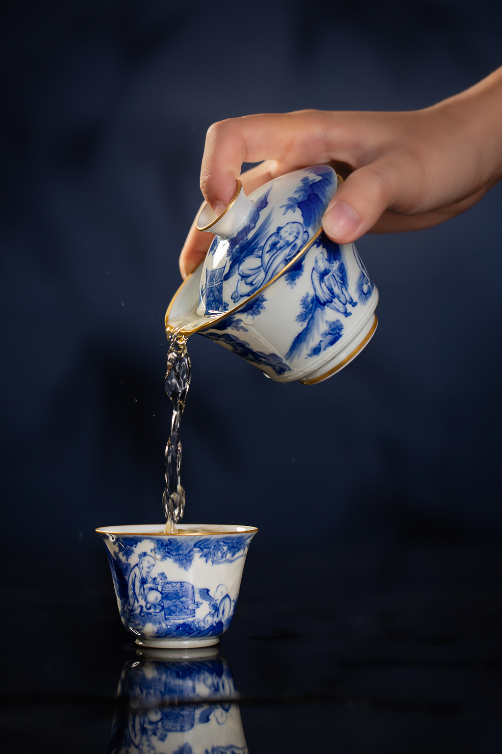 [清本源 x Gohobi Gallery] Thin-Body Blue & White Bell Cup with Inner-Impressed “Li Bai by the Fire” Design (80ml)
