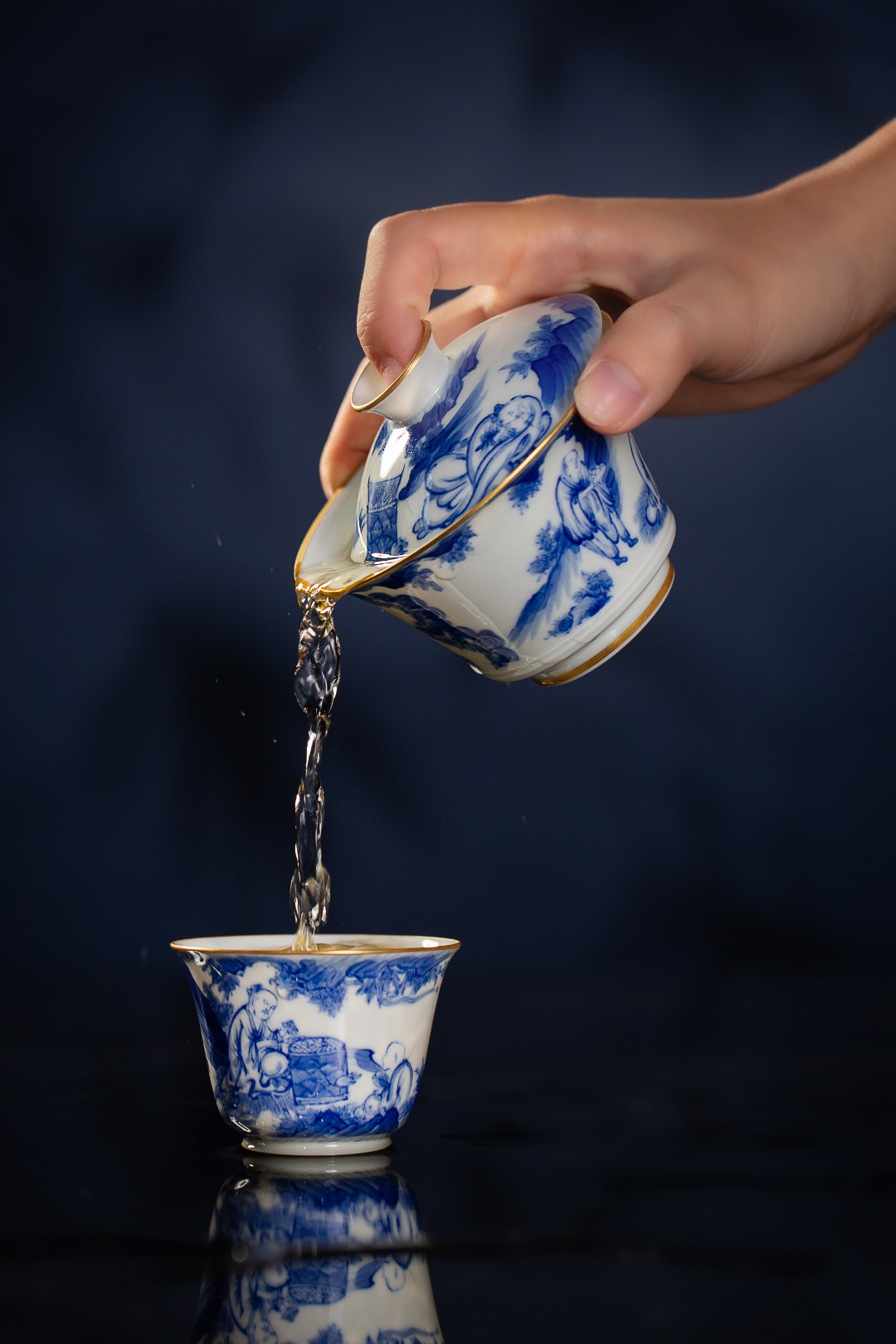 [清本源 x Gohobi Gallery] Thin-Body Blue & White Bell Cup with Inner-Impressed “Li Bai by the Fire” Design (80ml)