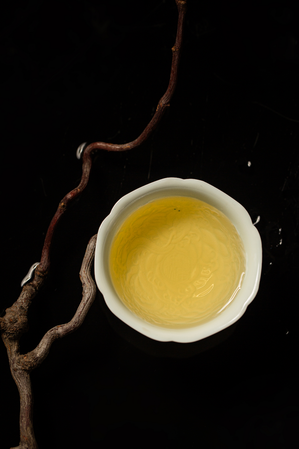 [清本源 x Gohobi Gallery] Thin-Body Sweet White Floral Cup with Inner-Impressed Shadow Dragon Motif (80ml)