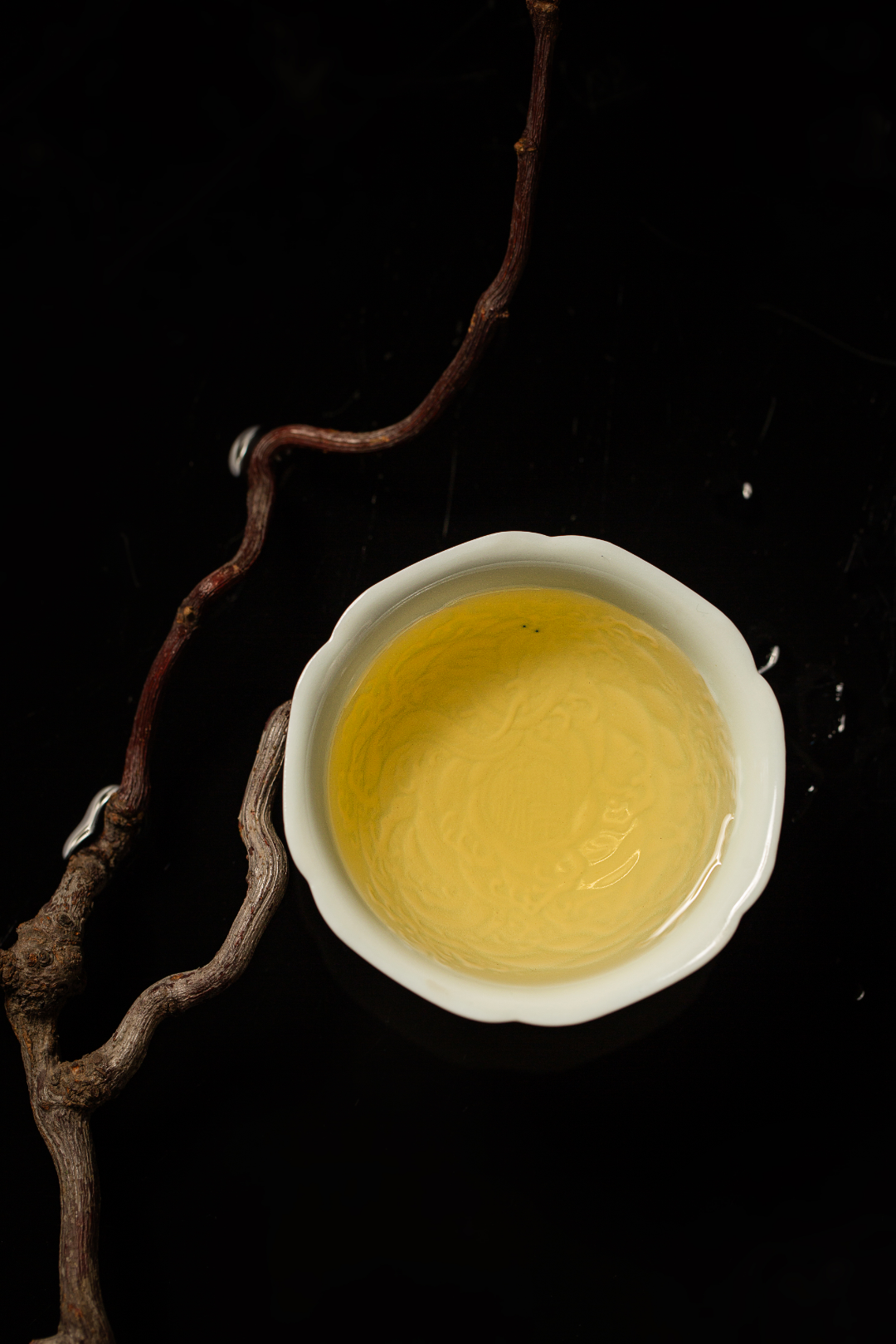 [清本源 x Gohobi Gallery] Thin-Body Sweet White Floral Cup with Inner-Impressed Shadow Dragon Motif (80ml)