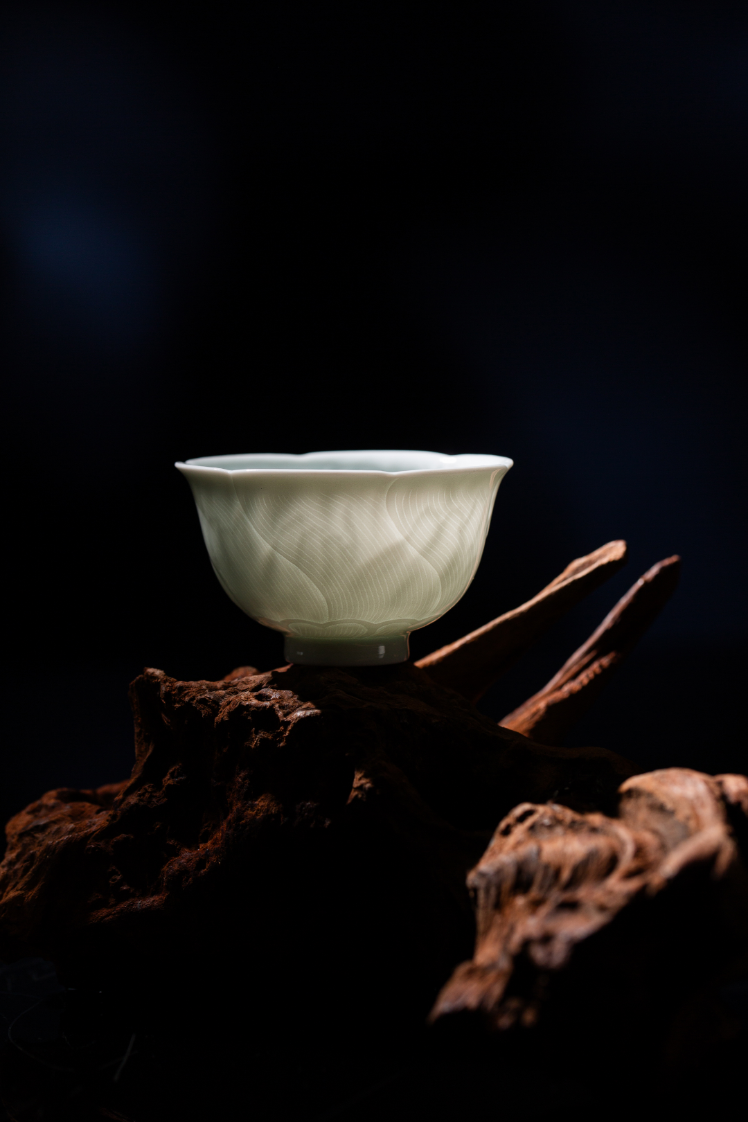 [清本源 x Gohobi Gallery] Thin-Body Sweet White Small Floral Cup with Inner-Impressed Shadow Peony Motif (60ml)