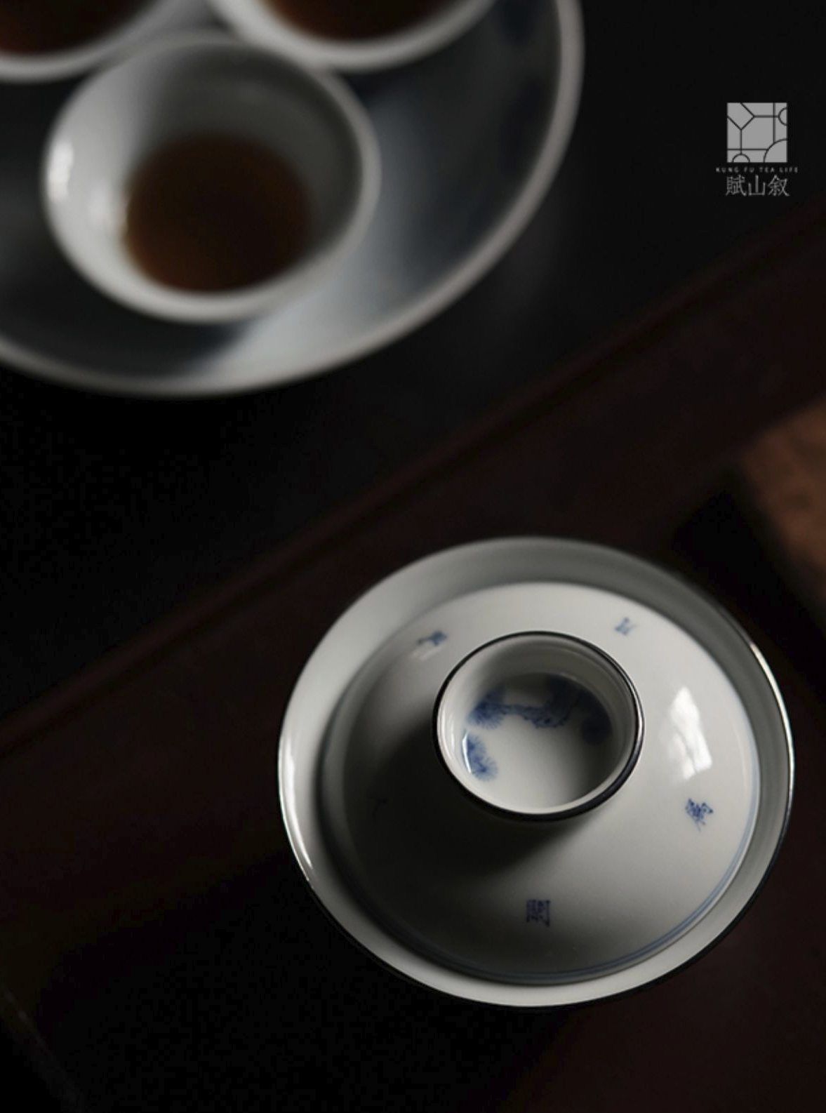 [賦山敘 x Gohobi] “To the Distant Green Hills” Pine & Calligraphy Gaiwan – Hand-Painted Blue and White Ceramic Tea Bowl with Silver Rim & Heat-Resistant Design