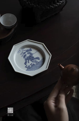 [賦山敘 x Gohobi] “High Mountain Deer” Blue and White Octagonal Tea Tray – Ceramic Pot Base for Gaiwan & Yixing Teapots