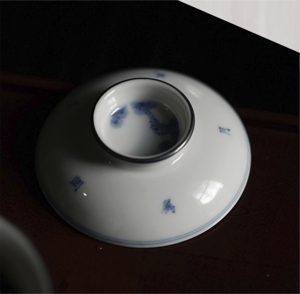 [賦山敘 x Gohobi] “To the Distant Green Hills” Pine & Calligraphy Gaiwan – Hand-Painted Blue and White Ceramic Tea Bowl with Silver Rim & Heat-Resistant Design