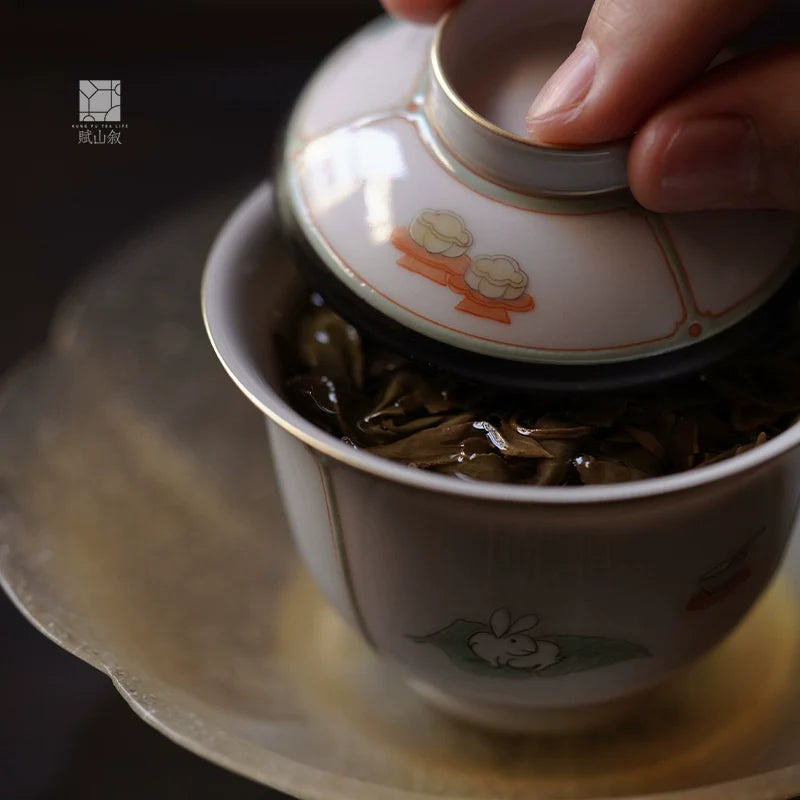 [賦山敘 x Gohobi] “Garden Offering” Green & Ink-Rimmed Gaiwan – Small Hand-Painted Ceramic Gongfu Tea Bowl for Rock Tea